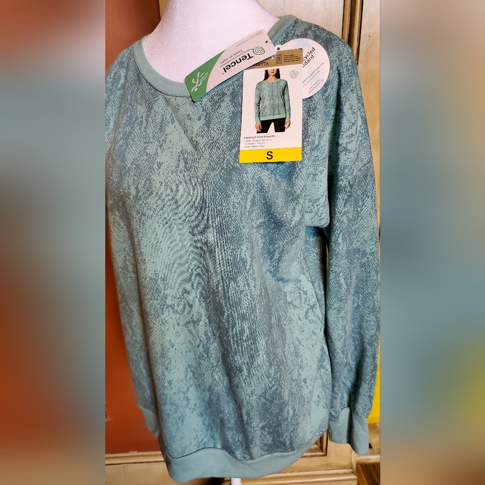 NWT- Teal Printed sweatshirt  top size S. Long sleeve